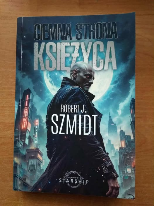 Okładka książki Ciemna strona Księżyca autorstwa Roberta J. Szmidta. Na ilustracji widoczny mężczyzna w futurystycznym mieście, w tle duży, jasno świecący Księżyc.