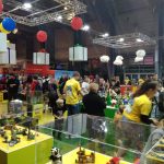 Strefa LEGO na Poznań Game Arena 2024 z tłumem zwiedzających, kolorowymi ekspozycjami z klocków LEGO oraz atrakcjami dla dzieci i dorosłych podczas targów gier w Poznaniu