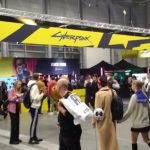Stoisko Cyberpunk 2077 podczas Poznań Game Arena 2024 z licznymi odwiedzającymi, strefą demonstracyjną oraz atrakcjami przygotowanymi przez CD Projekt Red.