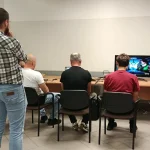 Turniej Soul Calibur – uczestnicy BSGK podczas rozgrywek gamingowych w Brzegu przy stanowiskach z grami.